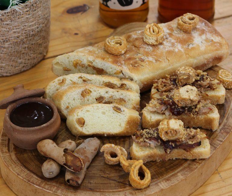 Receita: Ciabacurim (pão ciabatta de fermentação natural com torresmo, suíno desfiado, chimichurri de panc e barbecue de tamarindo)