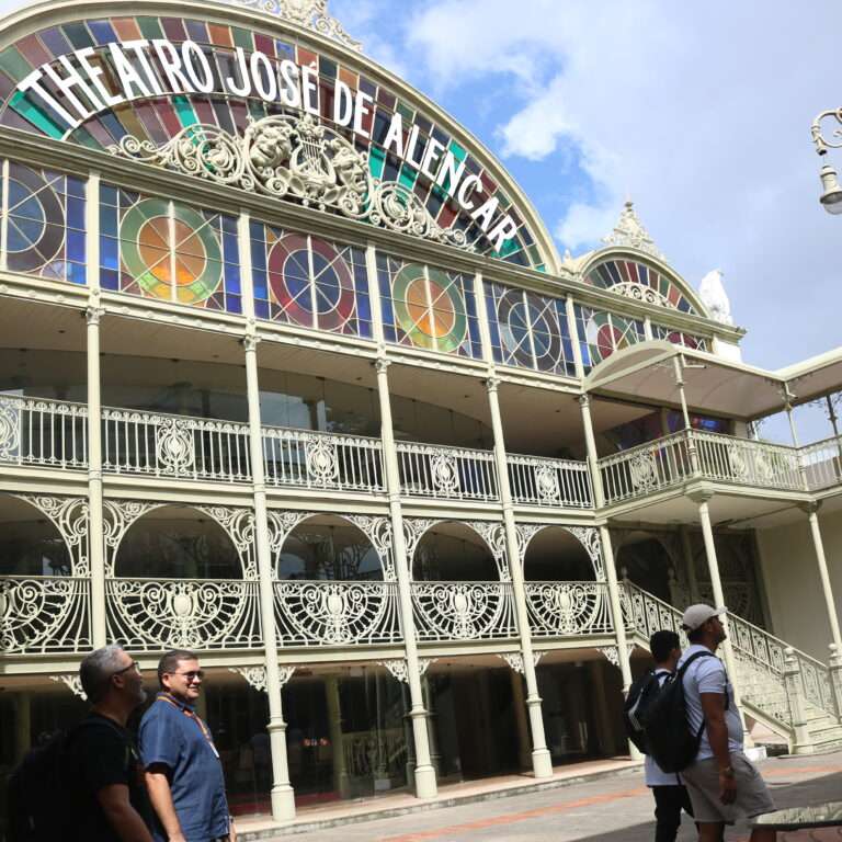 Alunos da Escola de Gastronomia Social visitam o Theatro José de Alencar em ação de integração cultural