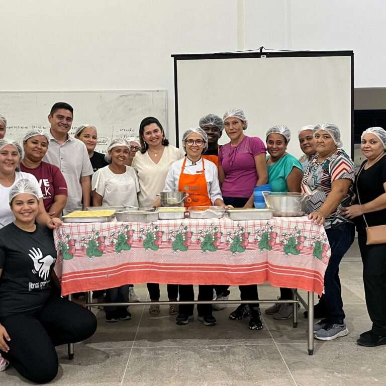 Escola de Gastronomia Social leva curso básico à comunidade quilombola do Tururu (CE)