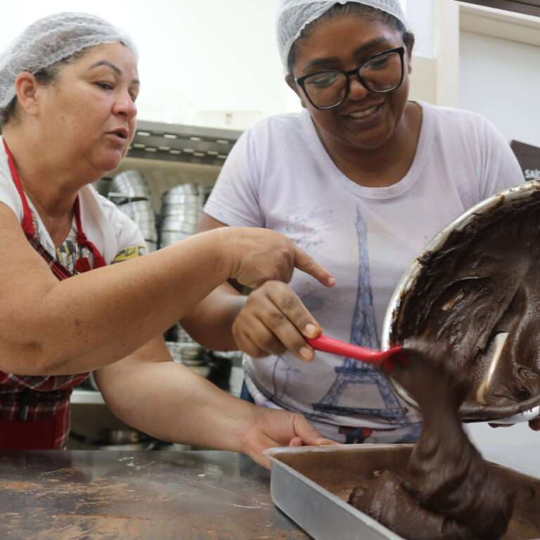 Escola de Gastronomia Social leva cursos básicos às periferias e interior do estado